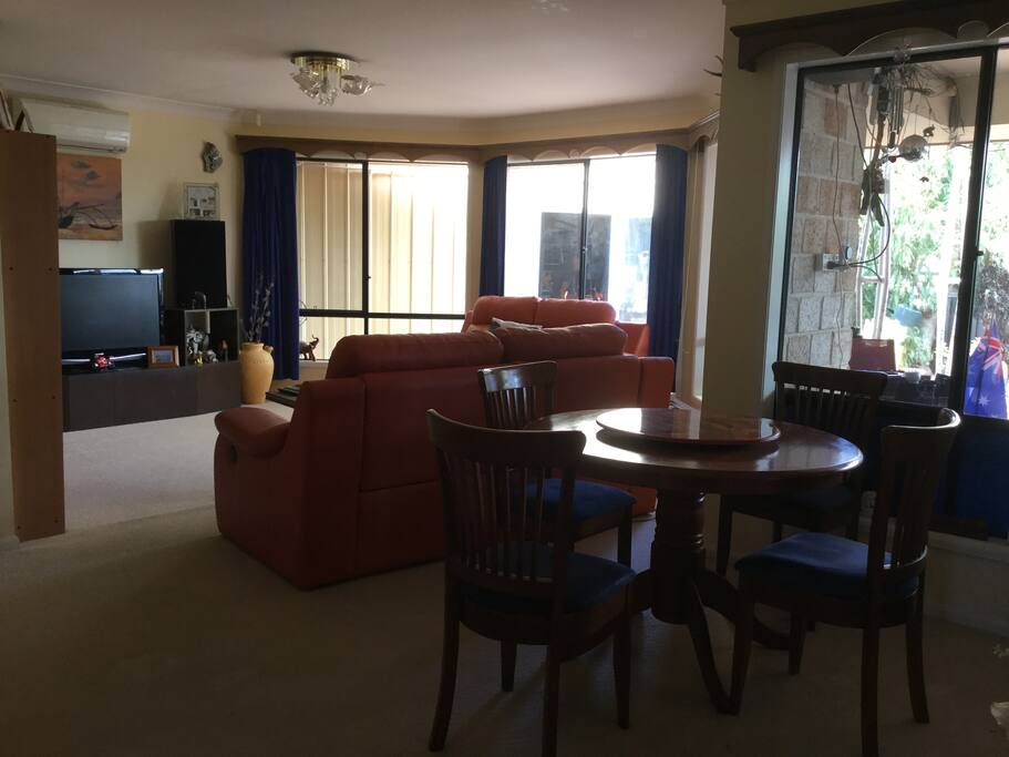 Lounge/Dining