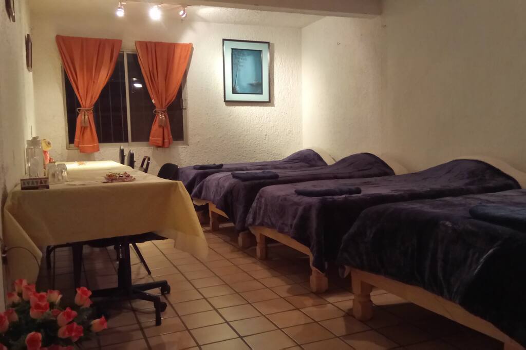 Contamos con habitaciones amplias para 4 o 5 personas