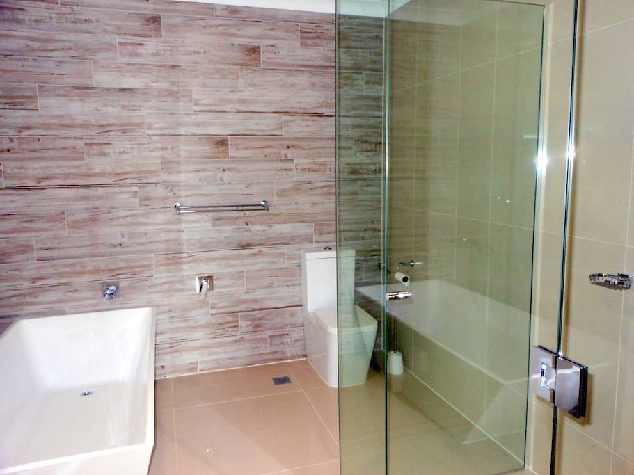 Ensuite Main Bedroom