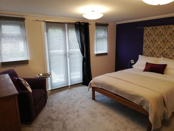 Спалня 1.  Френски врати и стъклен балкон