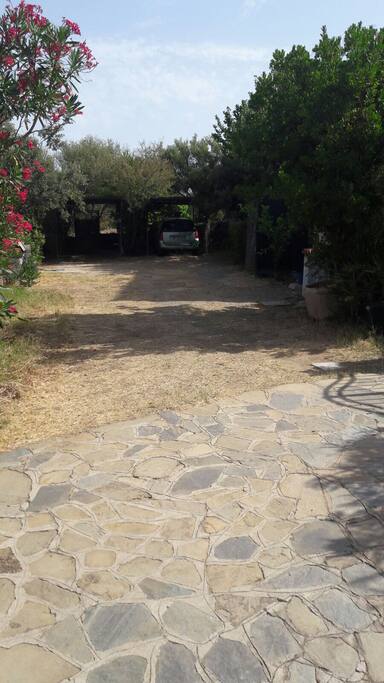parcheggio e doccia esterna (privato)