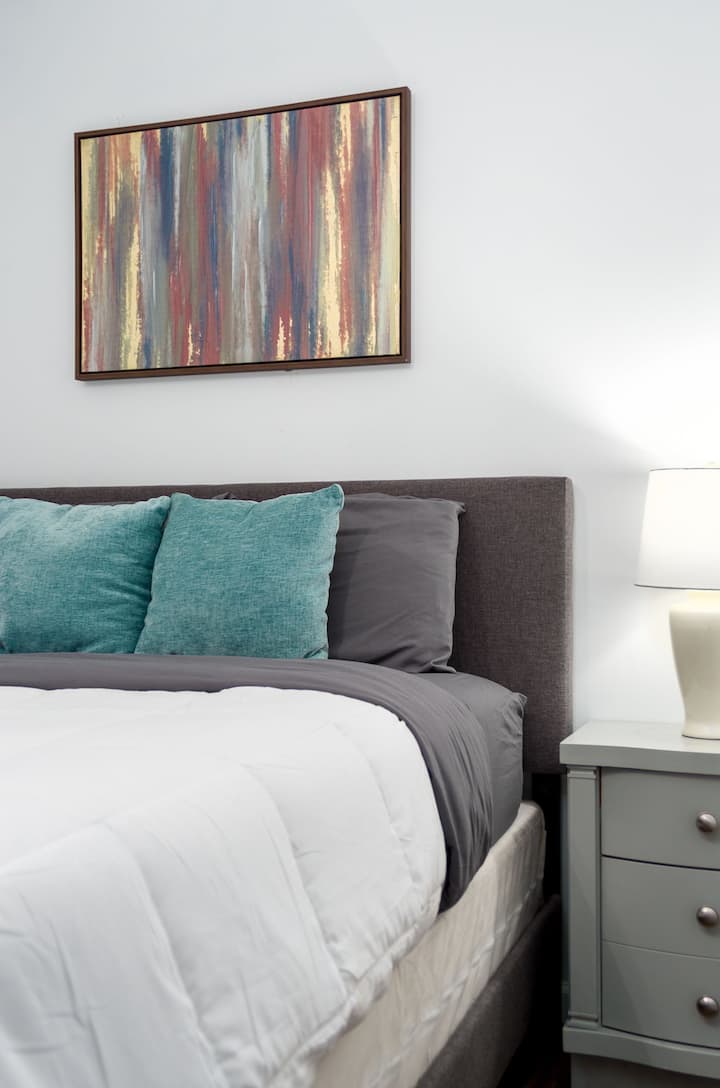 Dhoma e gjumit në katin e parë (1 nga 2 dhomat e gjumit në katin e parë)
Edhe dollapi i thellë është i pranishëm 