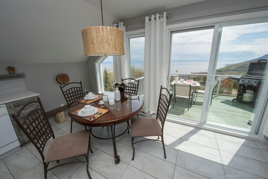 Salle à manger avec vue sur le fleuve