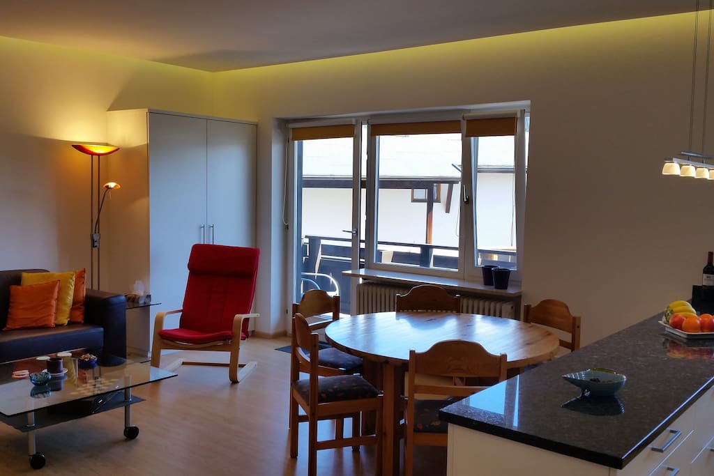 Bright living & dining room