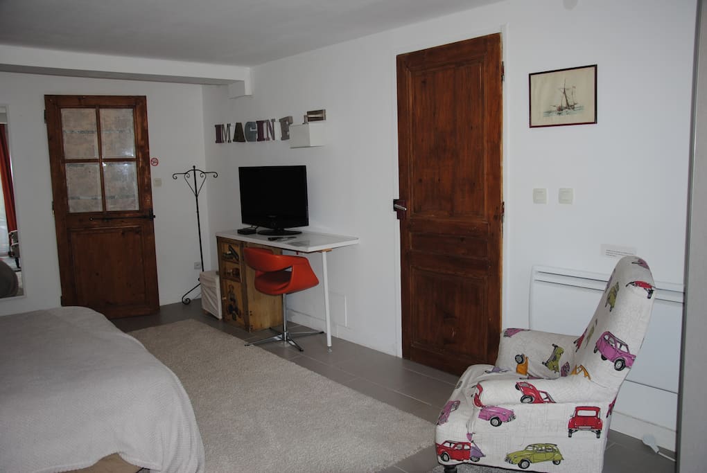 Télé, wi fi , bureau, salle d'eau derrière la porte vitrée en bois