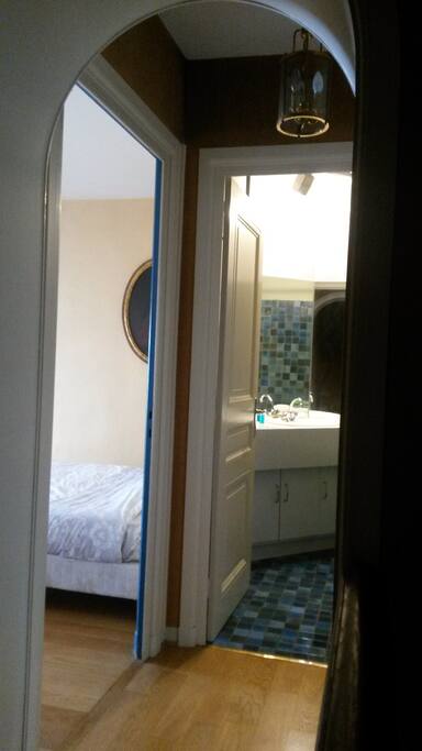 Chambre et sdb à l'écart du reste de l'appartement