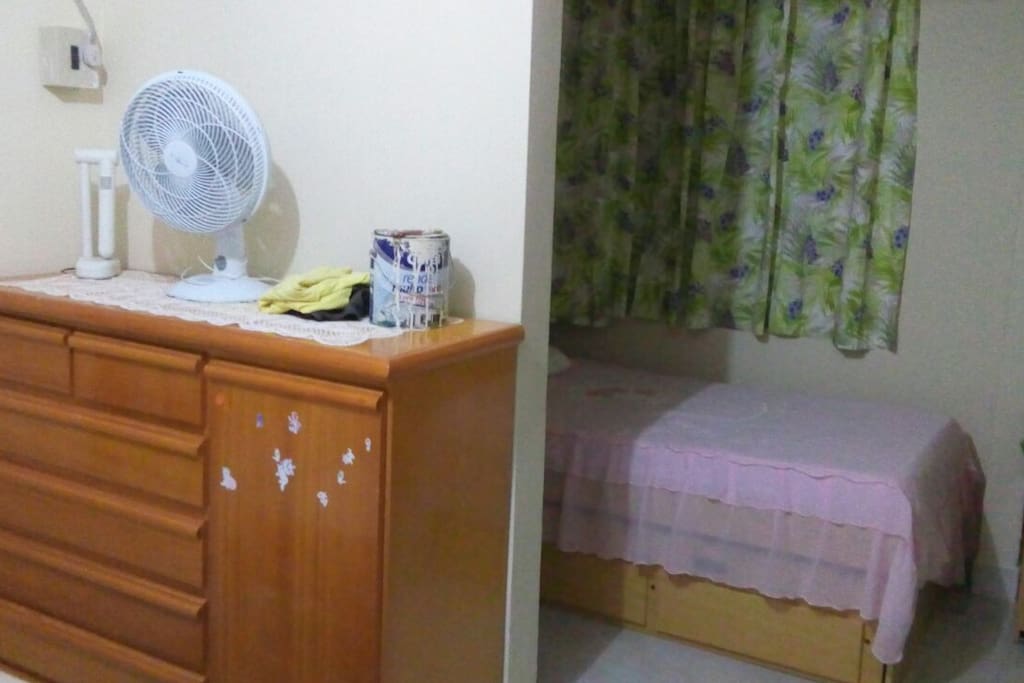 este é o quarto do andar térreo da casa, possui duas camas, uma de casal e outra de solteiro que puxa outra cama de solteiro conjugado à esta.
