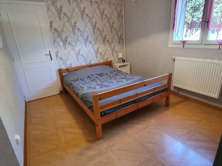 Спална соба 1: брачен кревет (широк 180 - 200 см