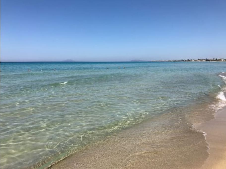 La spiaggia a 150 metri, raggiungibile a piedi da un accesso privato