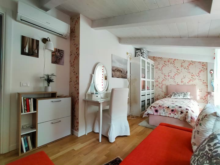 En la habitación hay aire acondicionado, WiFi. TV. 