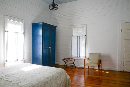 Главна спална соба со брачен кревет (широк 150