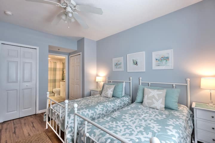 Oceanview room has twin beds and an adjoining bathroom.