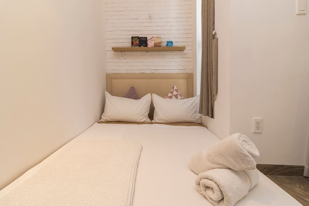 A full bed can accommodate 2 people the most, still comfortable!
