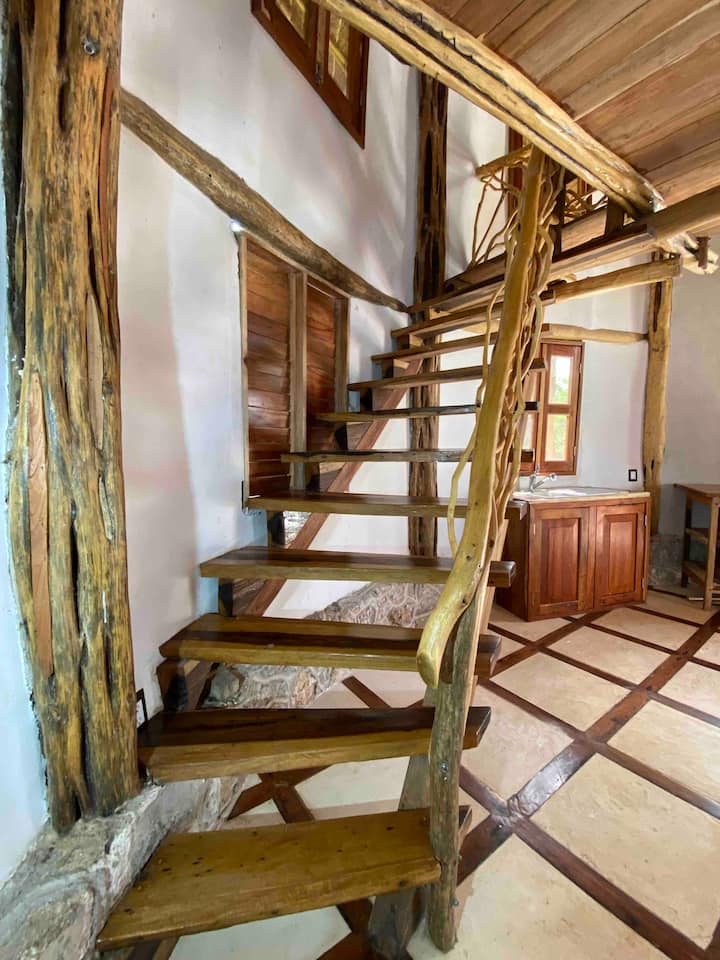 Escaliers menant au deuxième étage - concept ouvert 
Lit queen size - escalier menant au deuxième étage - chambre avec lit queen size - concept ouvert. Plancher de bois fin.
