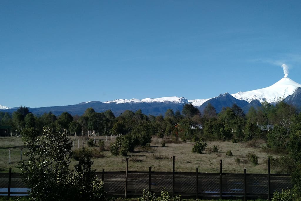 Vista Panoramica al Volcan Villarrica y Quetrupillan