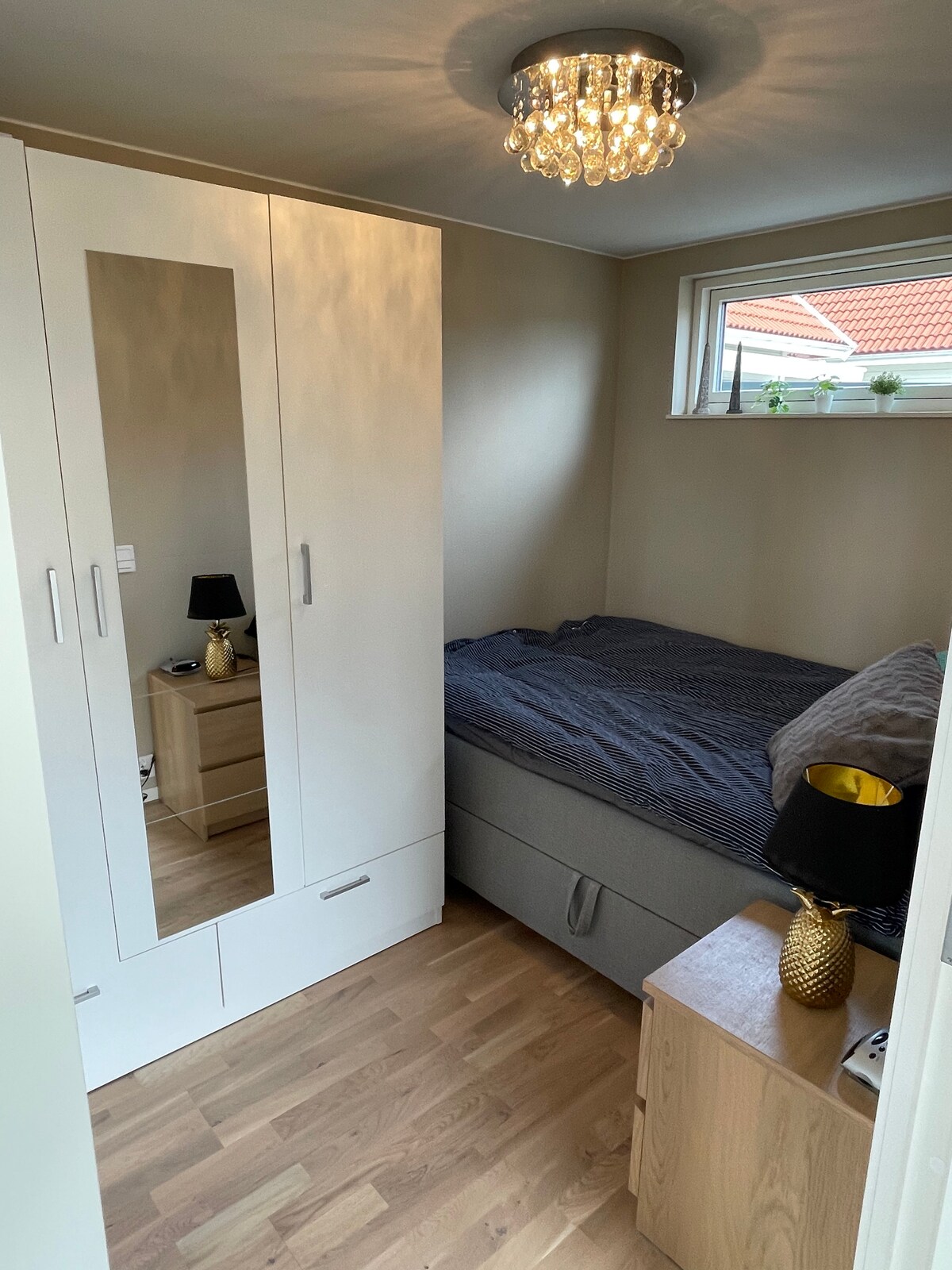 ห้องนอนเตียงคอนติเนนตัลกว้าง 120 ซม. โต๊ะข้างเตียงตู้เสื้อผ้า 