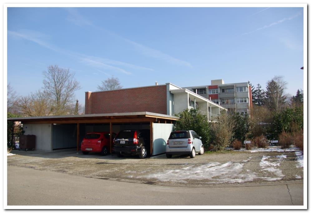 Parkplatz (rechts) / parking space (on the right)