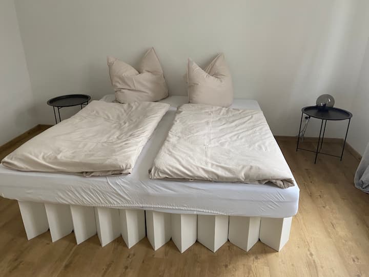 ベッド1.80 x 2.00メートルの1階ベッドルーム2。 