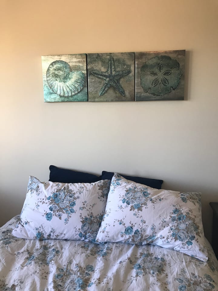 舒适的全尺寸床，配备3英寸记忆泡沫床垫和有机床单。 