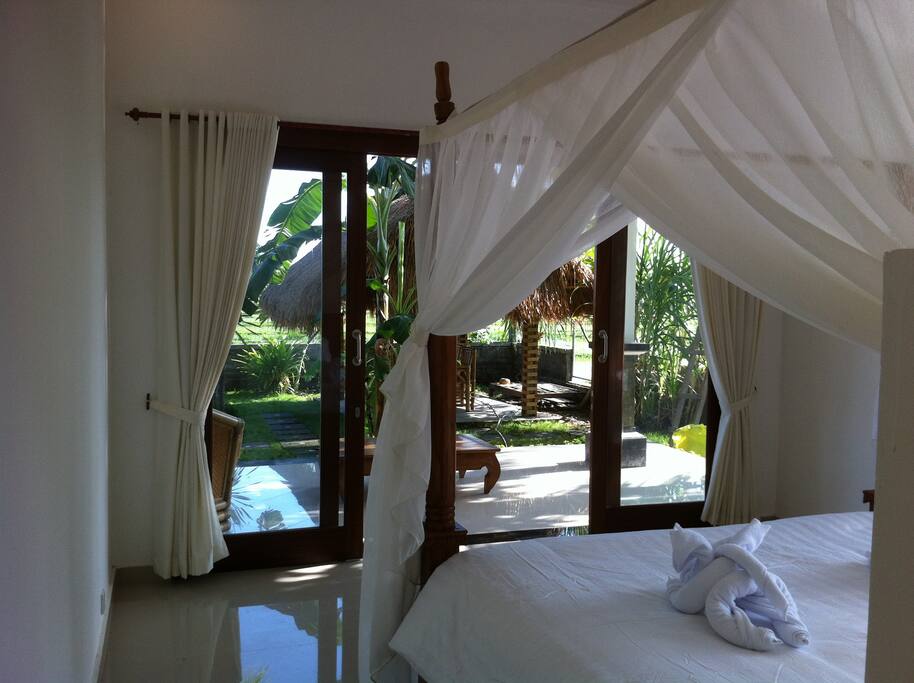 Very clean and modern king bed rooms both with en suite bathrooms and AC.