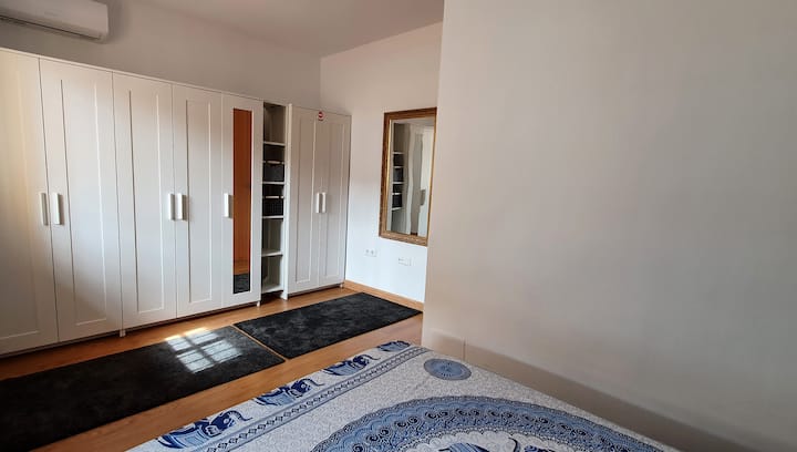 La camera da letto principale ha un sacco di spazio per gli armadi con appendiabiti.
