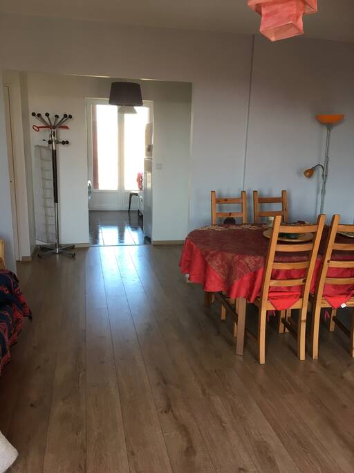 Belle lumière dans un appartement traversant , avec balcon de chaque côté