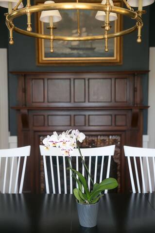 2500 SF Home – Downtown Newport A+ Location gallery image 3