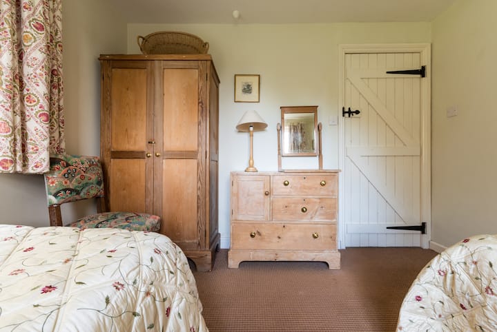 El dormitorio doble con hermosos muebles de granja ingleses