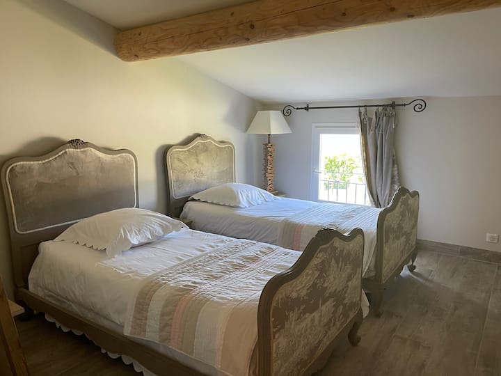 Ძალიან ლამაზი ორადგილიანი ოთახი მყუდრო ნახატებით და ხარისხიანი თეთრეულით
Საძინებლიდან აუზის ხედი იშლება 
Ორივე საწოლი არის 90 და ძალიან კომფორტული 