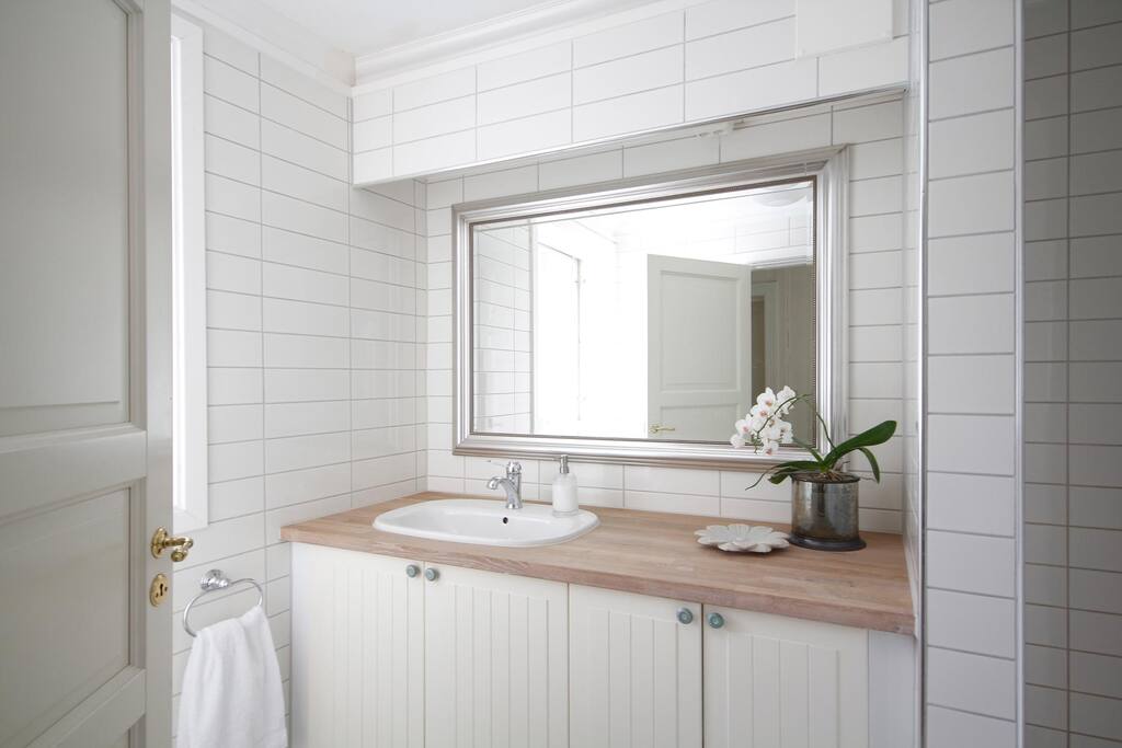 Bathroom with shower shared with the neighbouring room