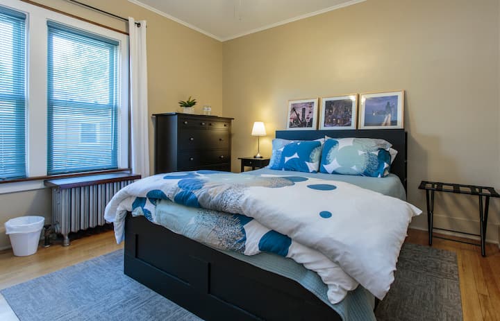 Private rooms & bath on Metra line near O'Hare