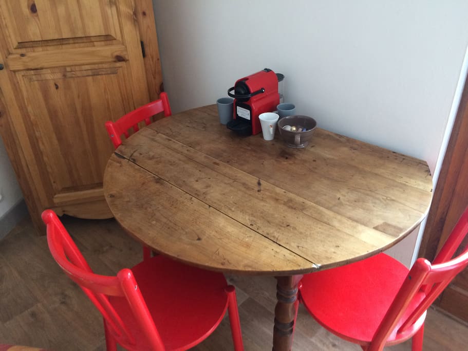 Table avec cafetière Nespresso