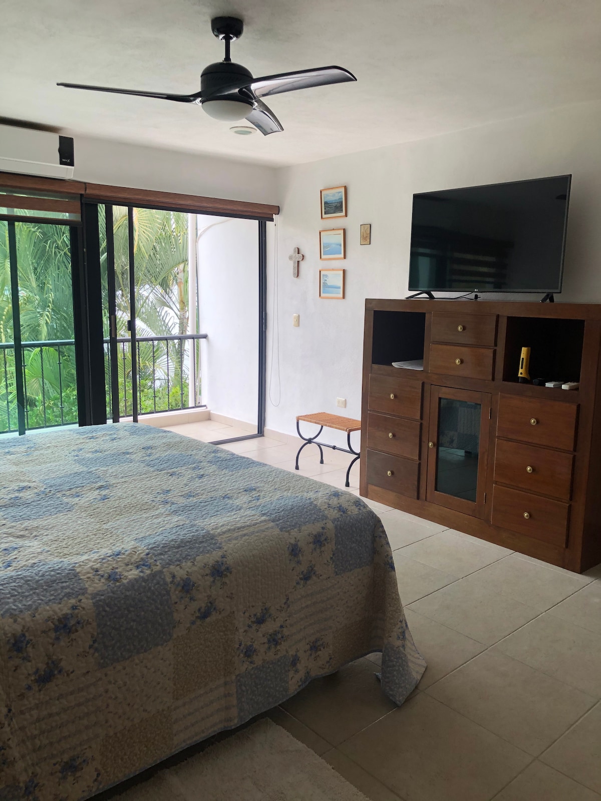 Recamara 2, ერთი მეფე ზომა საწოლი, სავარძლების, ჭერი გულშემატკივართა, ტელევიზორი, აივნით ხედი ტბა ხედი!!