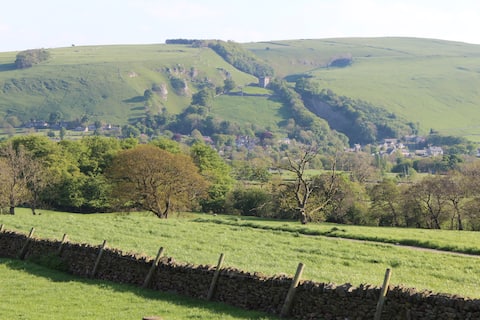 Top performing Airbnb: Groom's Cottage Castleton Derbyshire in High Peak