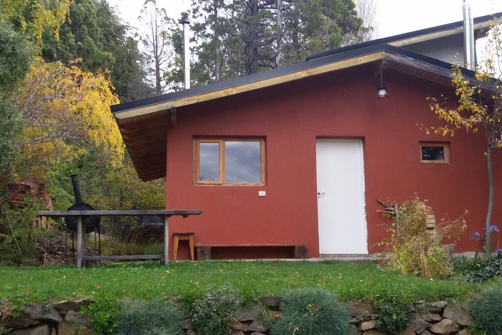 El jardín de atrás, a la salida de la cocina.