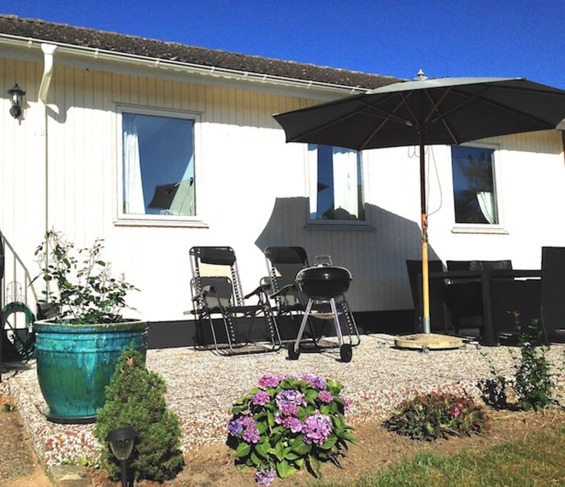 Uteplats med grill.