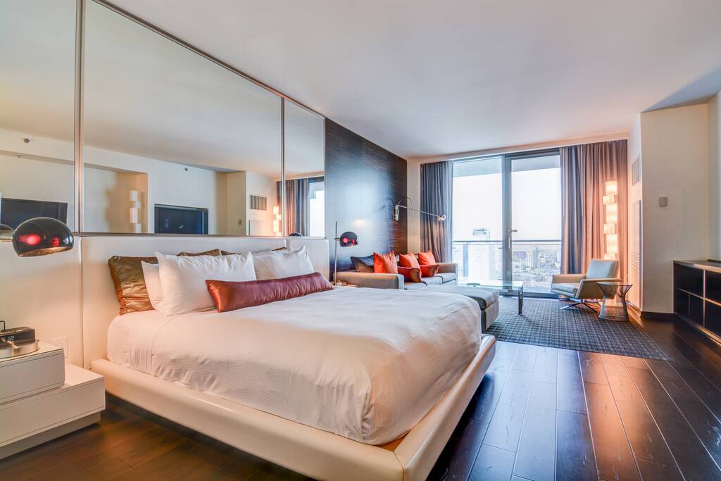 King size bed with spacious open area