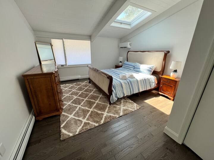 Glavna spavaća soba s bračnim krevetom