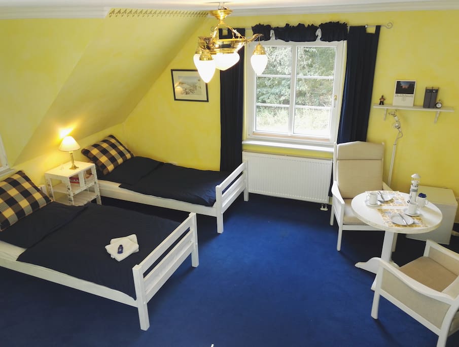 Gelbes Zimmer mit Einzelbetten