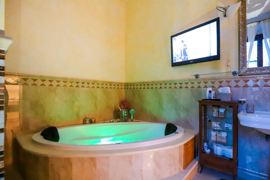 Hydromassage and chromotherapy