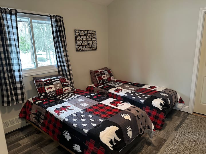 在租赁住宿期间，享受带迷人小木屋装饰的2间卧室。 

温馨舒适，在室内外体验大自然的美。