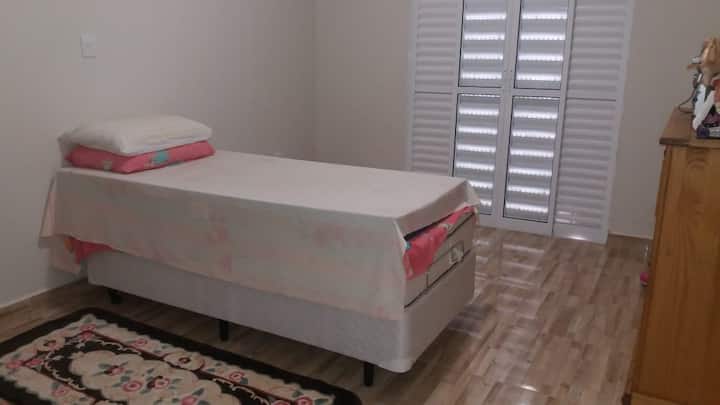 卧室2 ，单人床