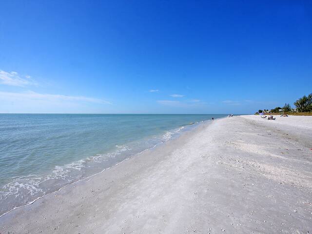 Beachfront Condo 2 Bedroom 2 Bath +Den+Cabana+Gar