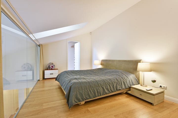 חדר שינה ראשי עם חדר ארונות צמוד וחדר רחצה גדול