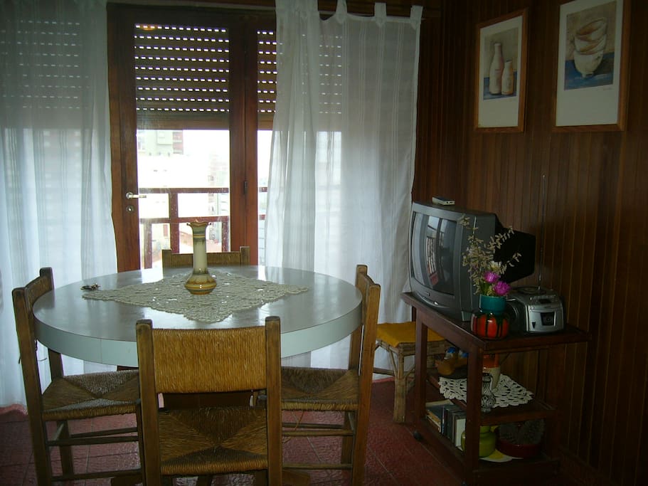 tv con cable en comedor y habitacion
