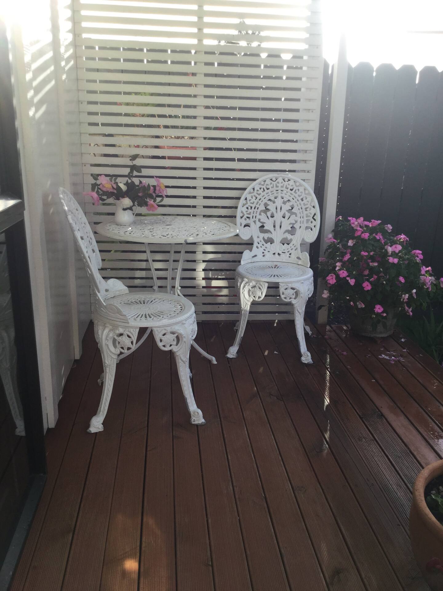 Little Montrose - A Sunny, Quiet Garden Studio. 3