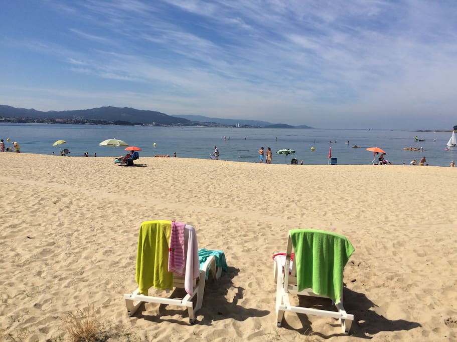 Playa de Rodeira, bandera azul, a 20 metros del alojamiento.