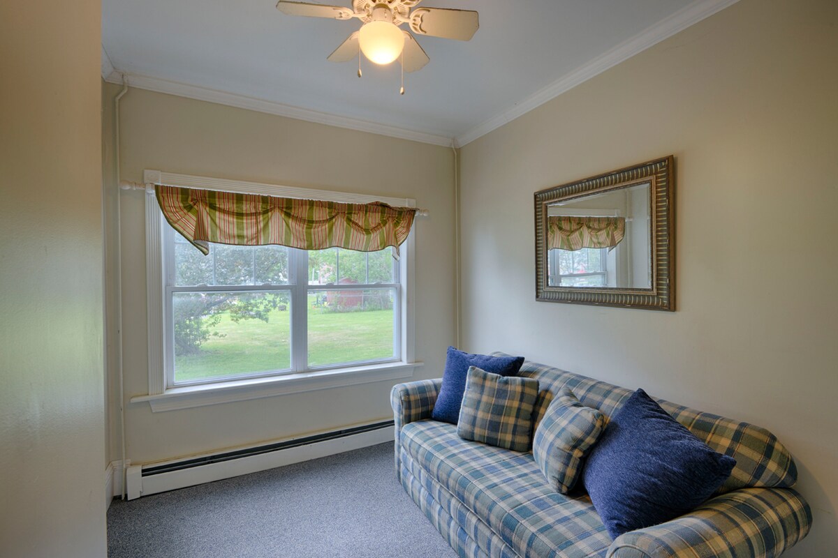 1st floor den with pull out full size couch (lazi-boy model). Sheets/pillows/blanket provided in rubber made tote in room.