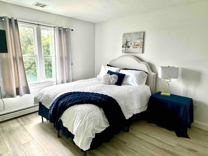 Bedroom 2 - queen bed 