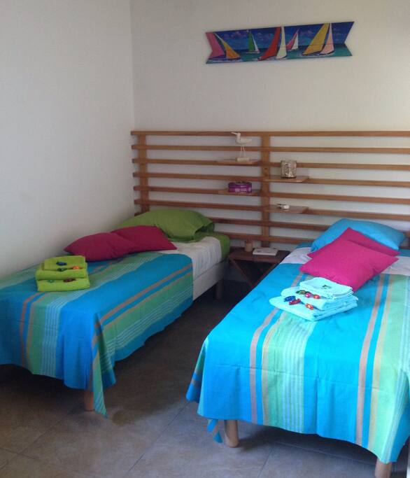 Chambre 2 lits simples pouvant se rapprocher pour faire un grand lit